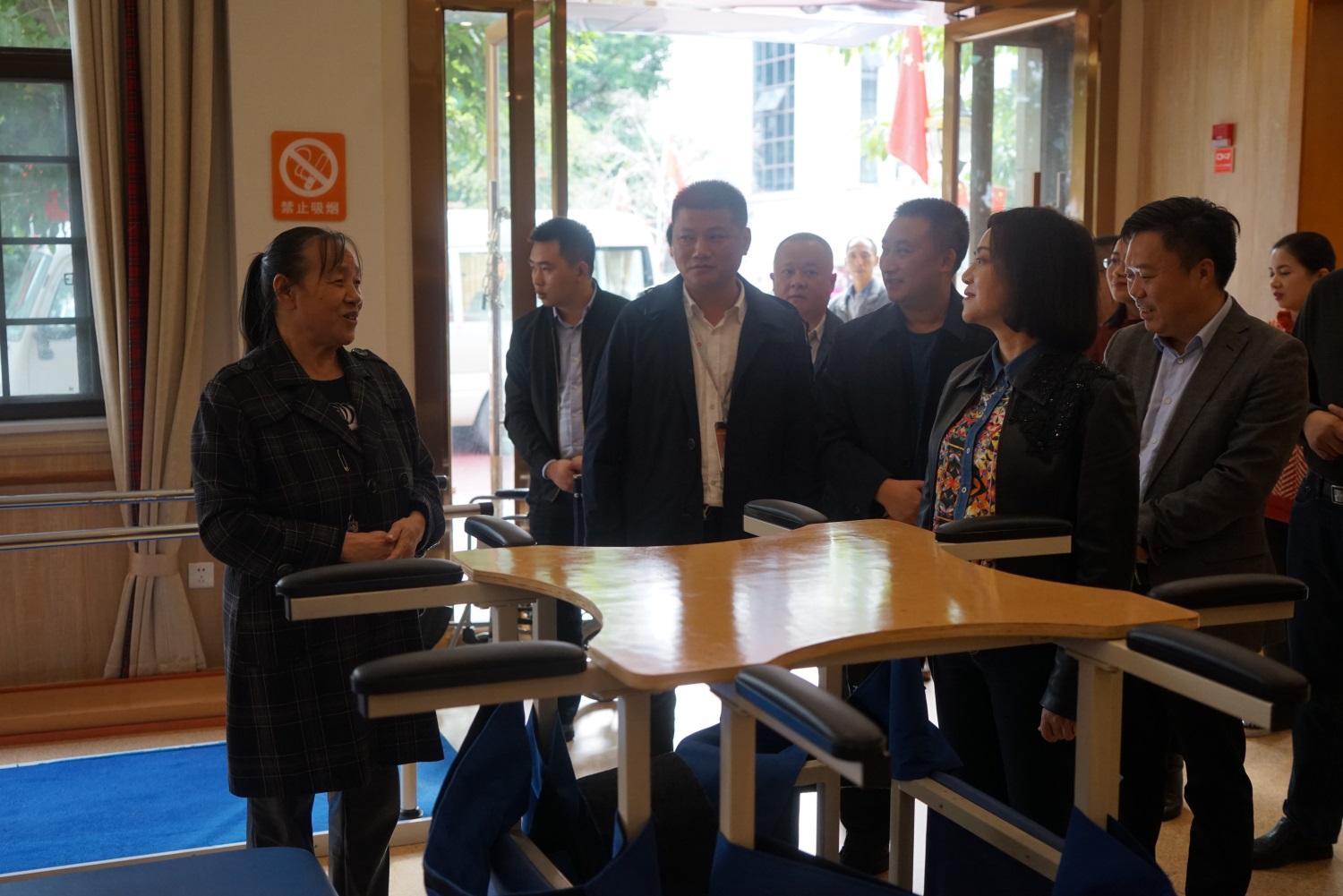3.唐副市長詢問正在康復中心進行康復訓練的老人.JPG