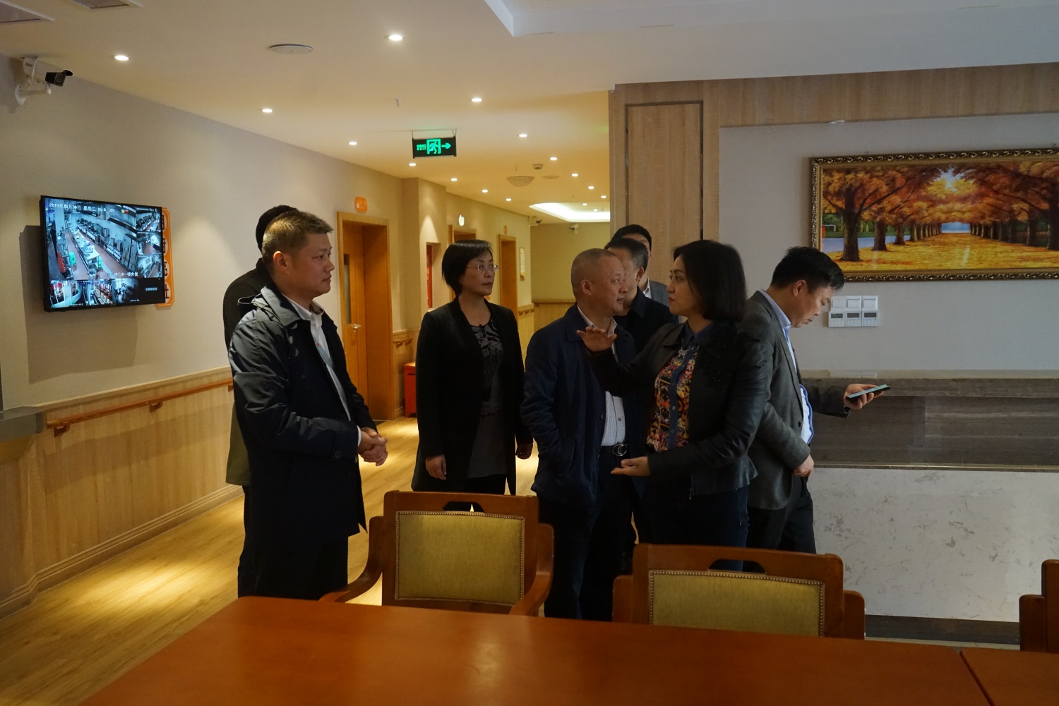 9.參觀餐廳等其他多功能區(qū)域，唐副市長向陳董事長詢問樓層層高等情況.JPG